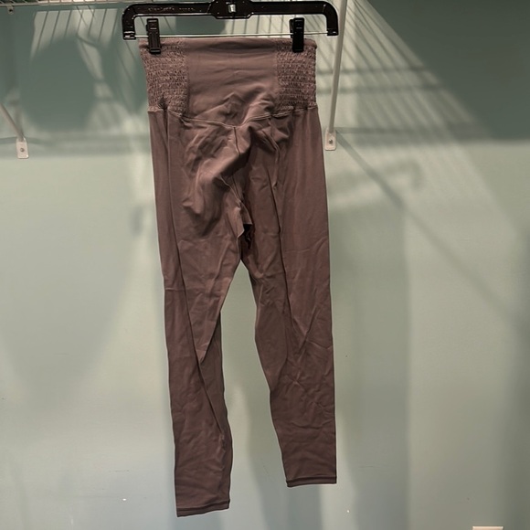 Gray High-Waisted Leggings - Picture 4 of 4